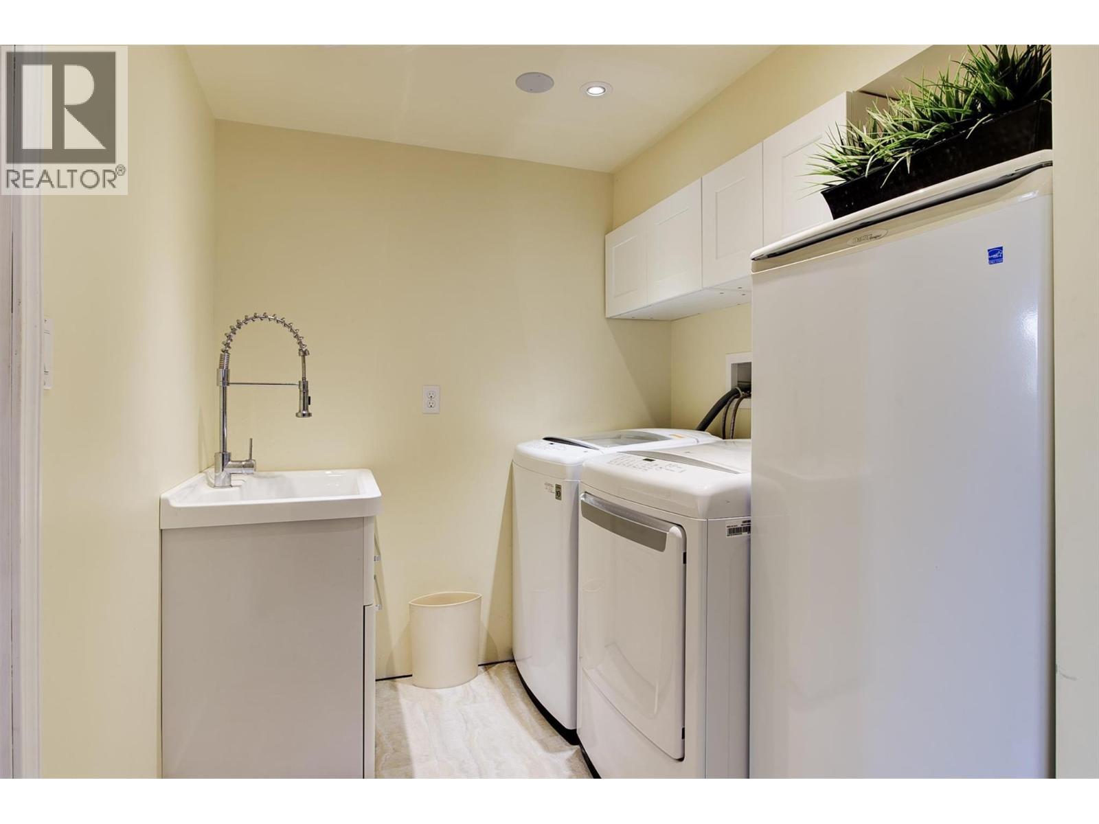 Laundry room with LG Washer and Dryer - 391 Braeloch Road, Kelowna, BC - Indoor Photo Showing Laundry Room