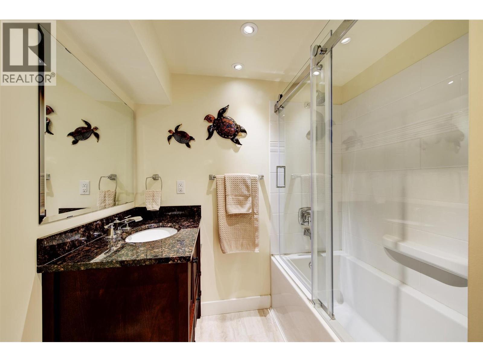 4 pc bathroom on lower level with tub/shower combo. Renovated in 2020 - 391 Braeloch Road, Kelowna, BC - Indoor Photo Showing Bathroom