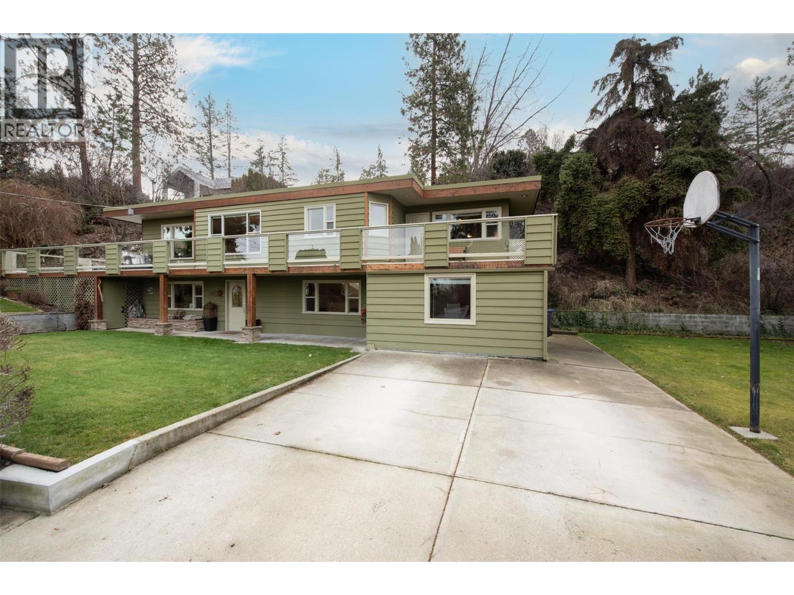 Driveway parking for 2 vehicles - 391 Braeloch Road, Kelowna, BC - Outdoor