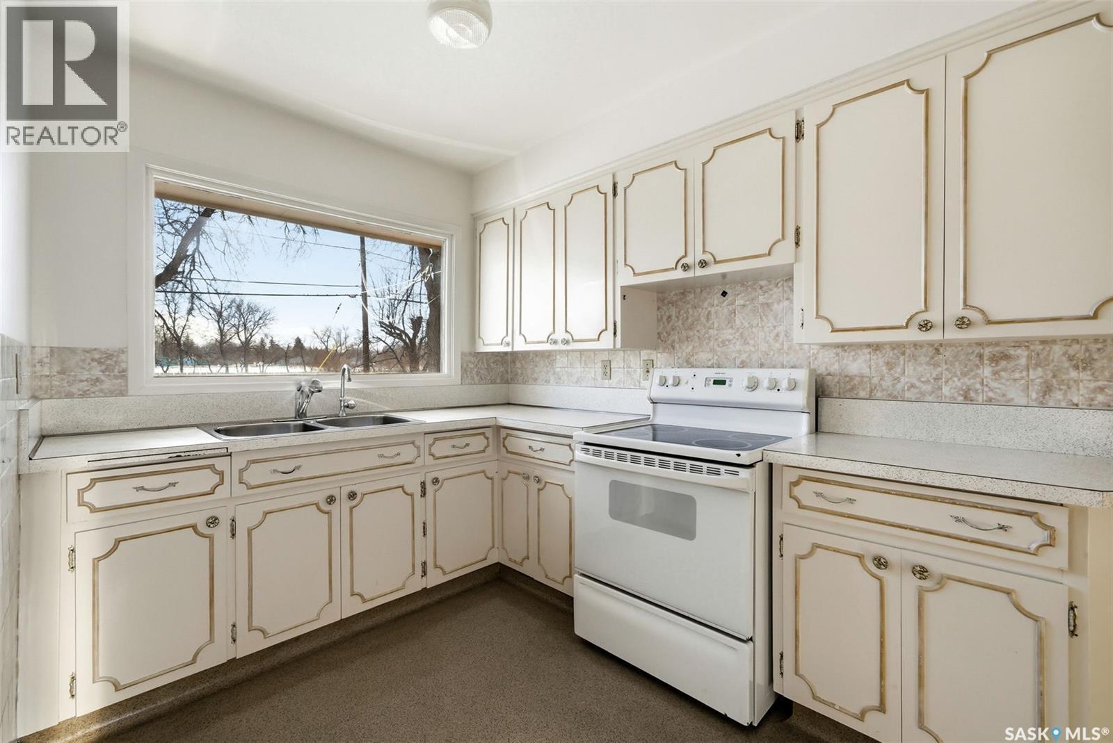 3213 Patricia Avenue, Regina, SK - Indoor Photo Showing Kitchen With Double Sink