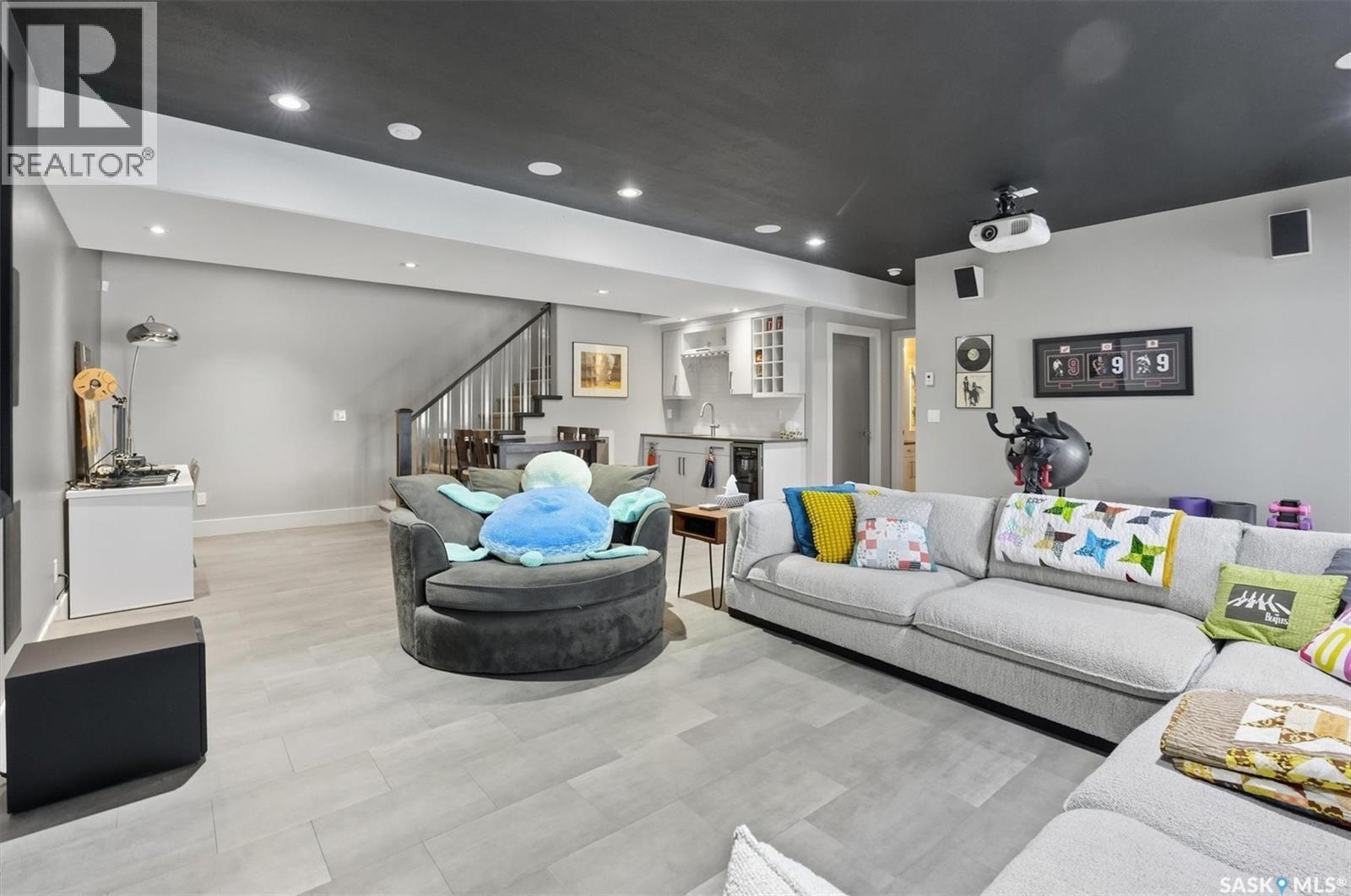 519 Bennion Terrace, Saskatoon, SK - Indoor Photo Showing Living Room