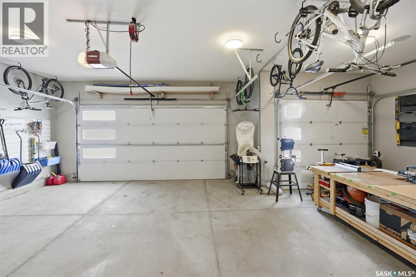 519 Bennion Terrace, Saskatoon, SK - Indoor Photo Showing Garage