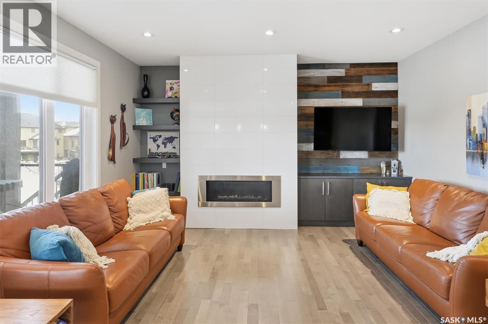 519 Bennion Terrace, Saskatoon, SK - Indoor Photo Showing Living Room With Fireplace