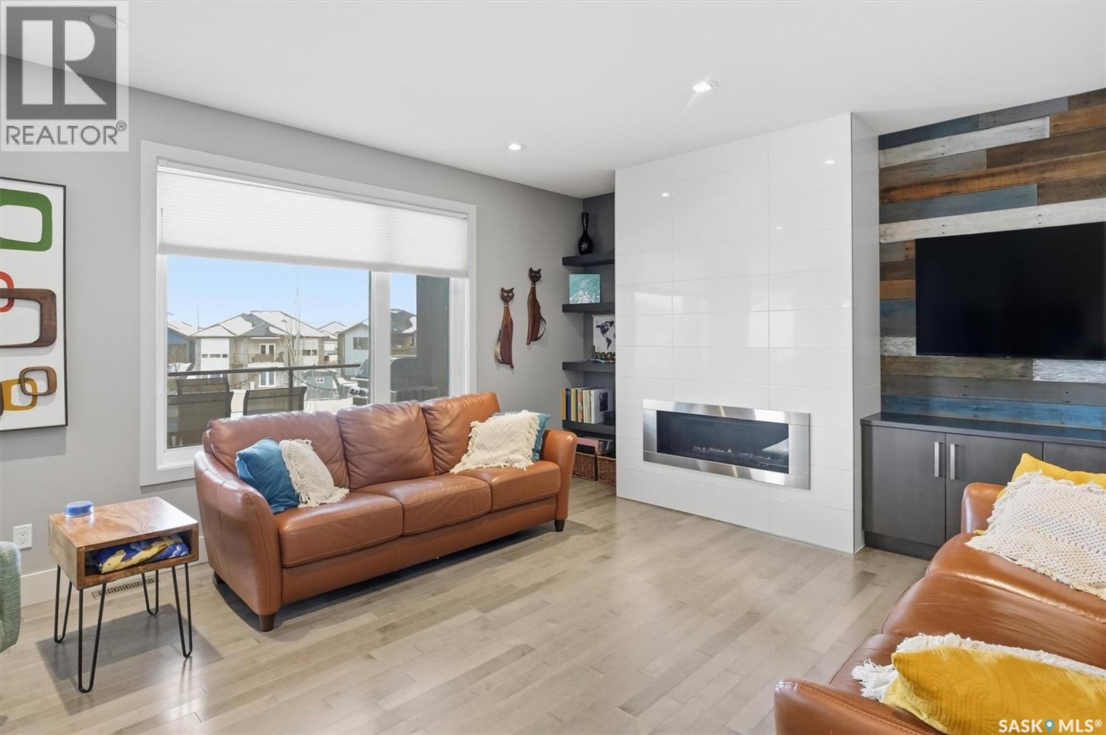 519 Bennion Terrace, Saskatoon, SK - Indoor Photo Showing Living Room With Fireplace
