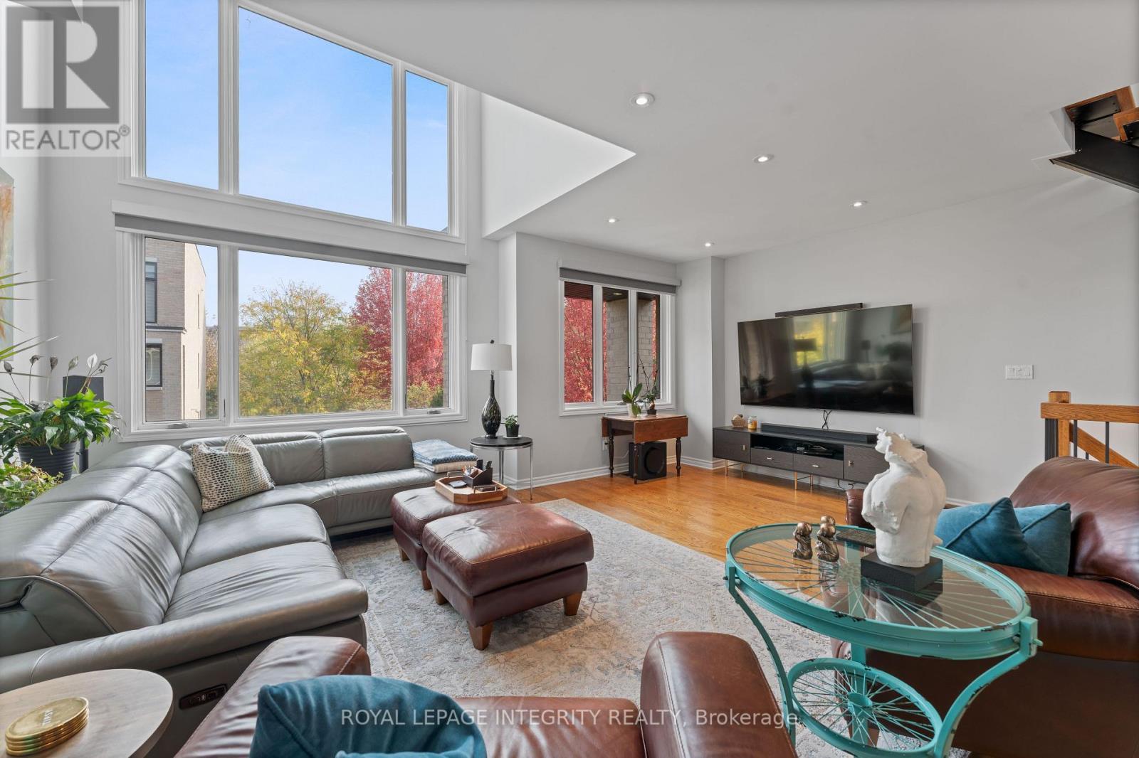 823 Petra Private, Ottawa, ON - Indoor Photo Showing Living Room