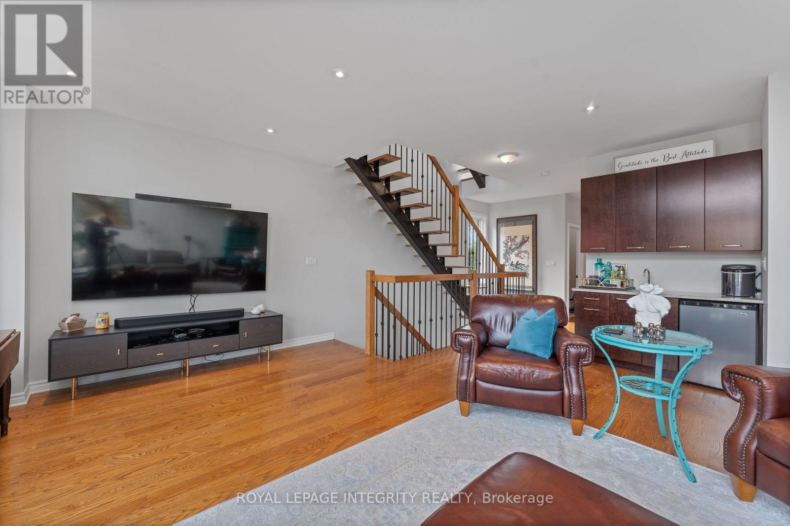 823 Petra Private, Ottawa, ON - Indoor Photo Showing Living Room