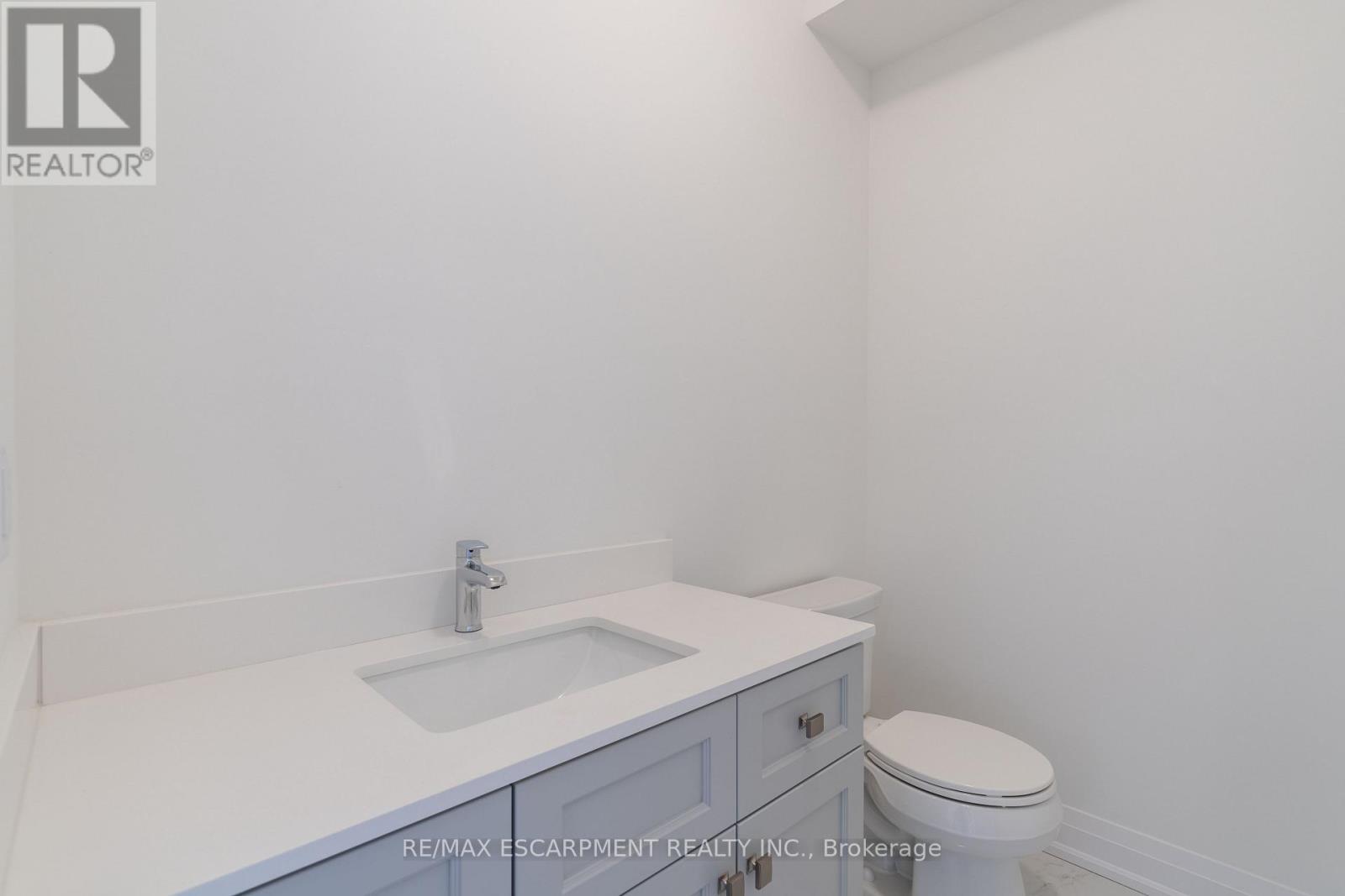 15 Raspberry Lane, Hamilton, ON - Indoor Photo Showing Bathroom