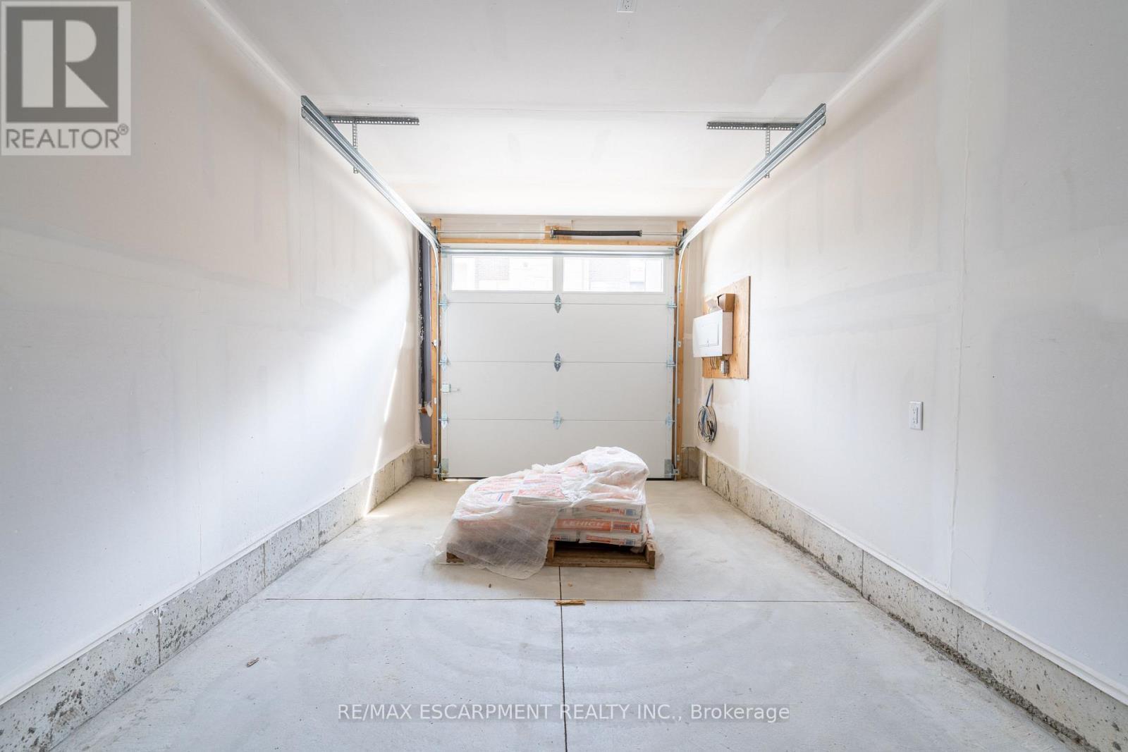 15 Raspberry Lane, Hamilton, ON - Indoor Photo Showing Garage