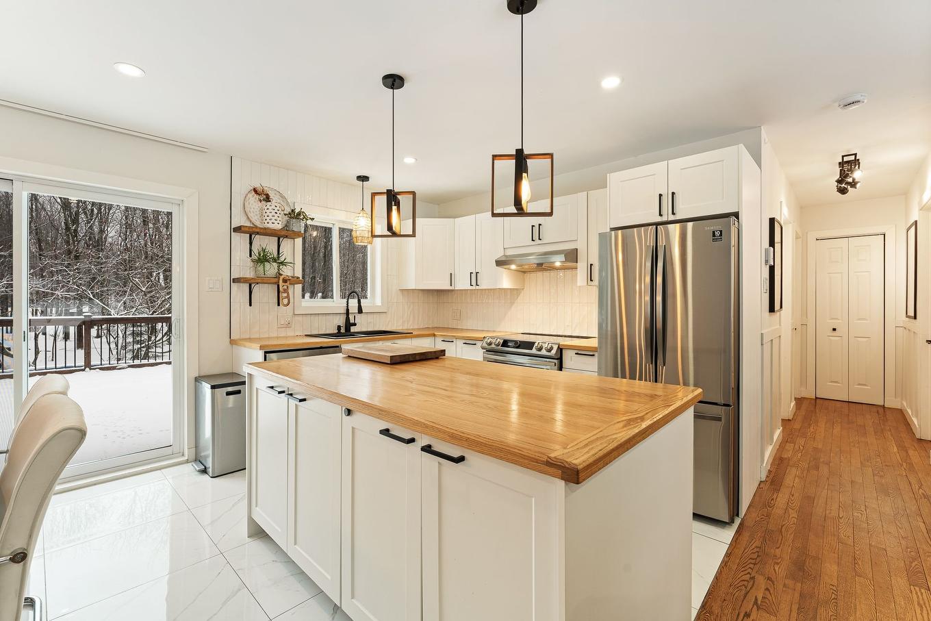 Cuisine - 108 Rue Céline, Saint-Alphonse-De-Granby, QC - Indoor Photo Showing Kitchen With Upgraded Kitchen