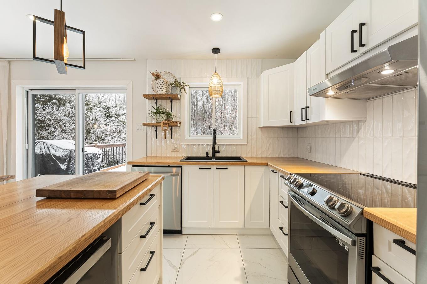 Cuisine - 108 Rue Céline, Saint-Alphonse-De-Granby, QC - Indoor Photo Showing Kitchen With Double Sink