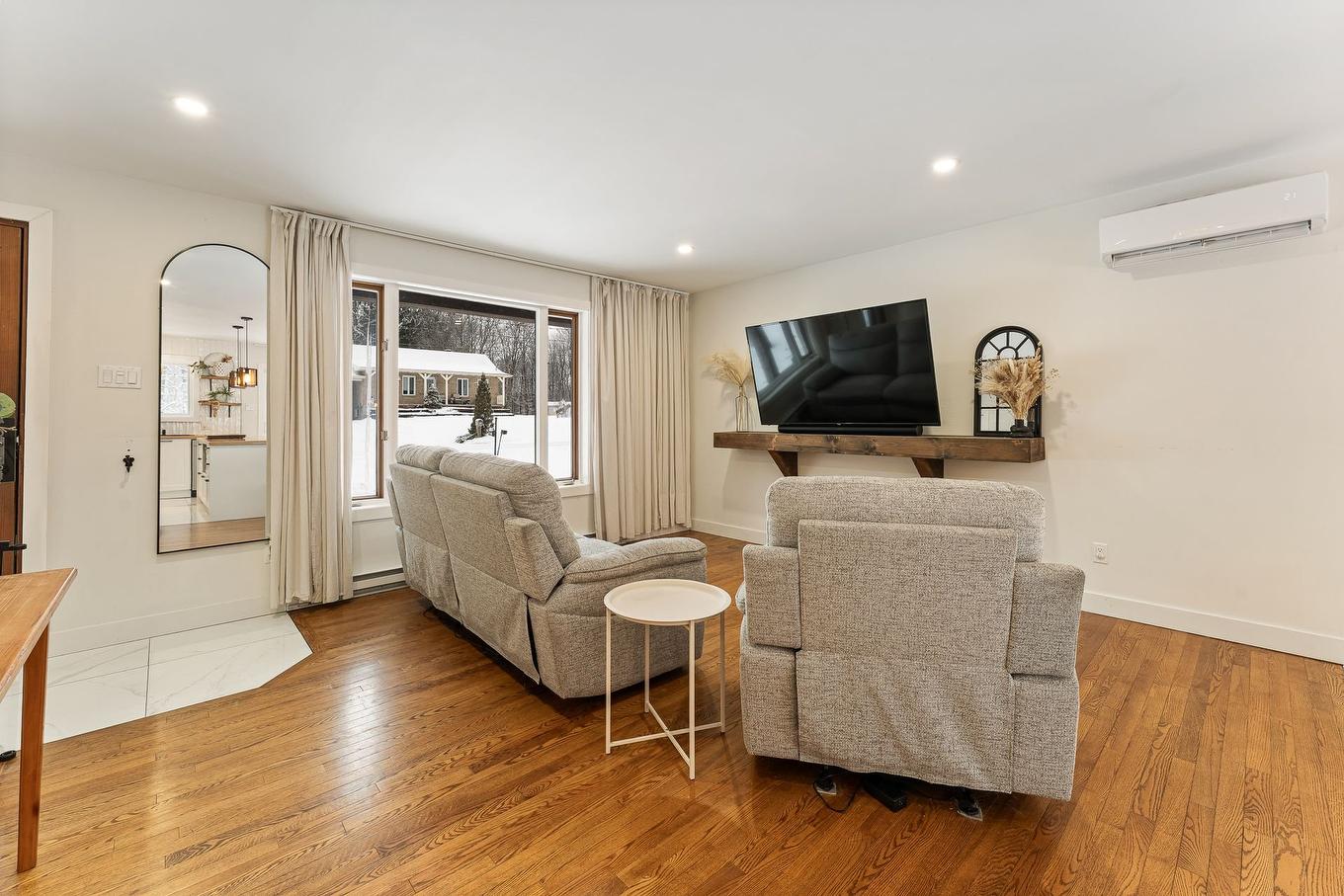 Salon - 108 Rue Céline, Saint-Alphonse-De-Granby, QC - Indoor Photo Showing Living Room