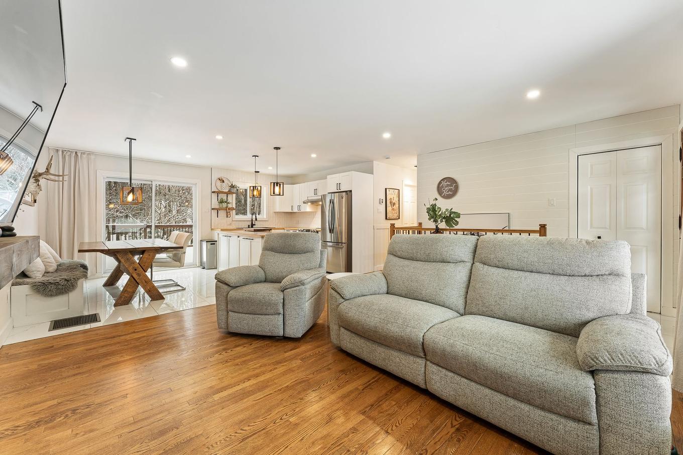 Salon - 108 Rue Céline, Saint-Alphonse-De-Granby, QC - Indoor Photo Showing Living Room