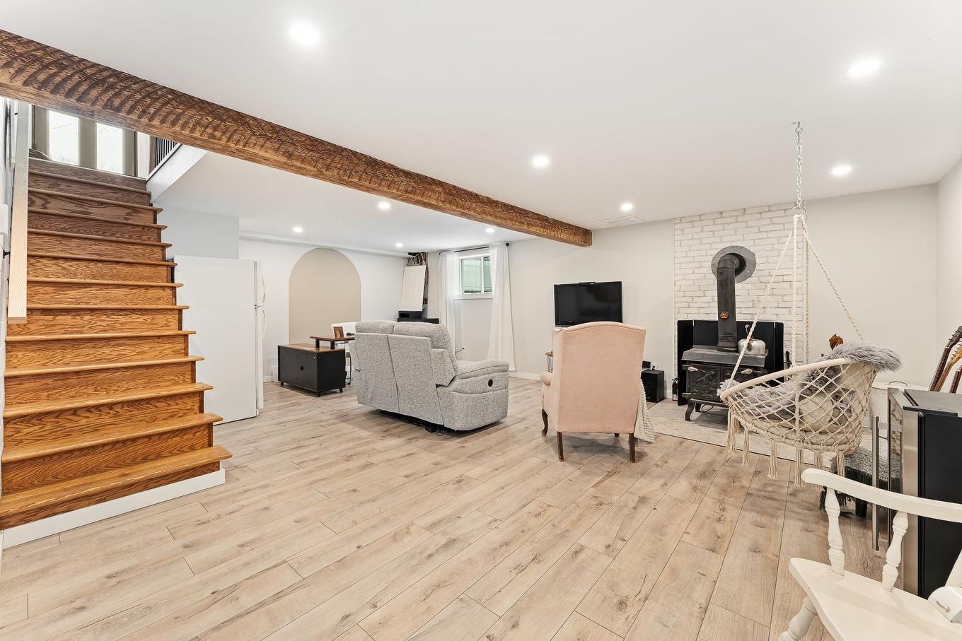 Salle familiale - 108 Rue Céline, Saint-Alphonse-De-Granby, QC - Indoor