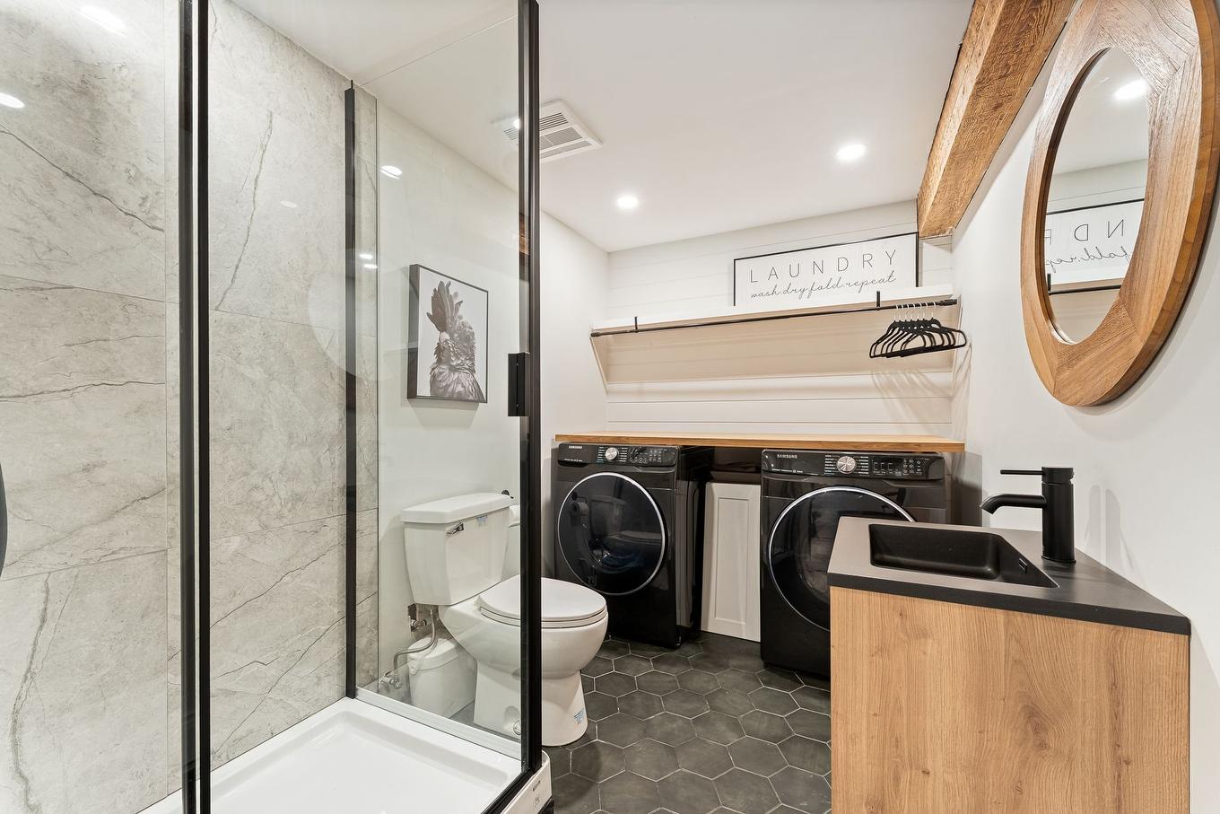 Salle de bains - 108 Rue Céline, Saint-Alphonse-De-Granby, QC - Indoor Photo Showing Laundry Room