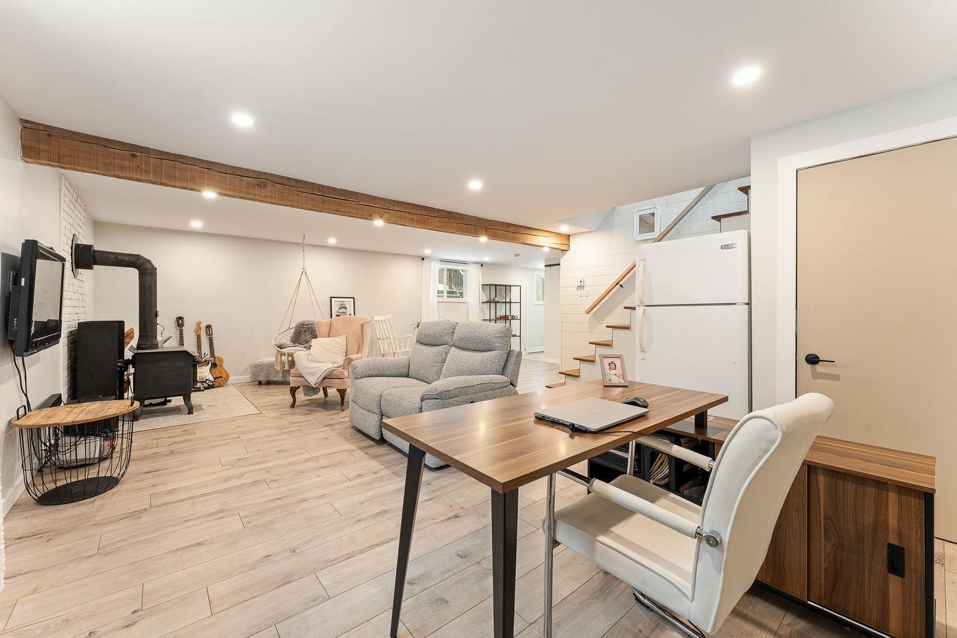 Salle familiale - 108 Rue Céline, Saint-Alphonse-De-Granby, QC - Indoor