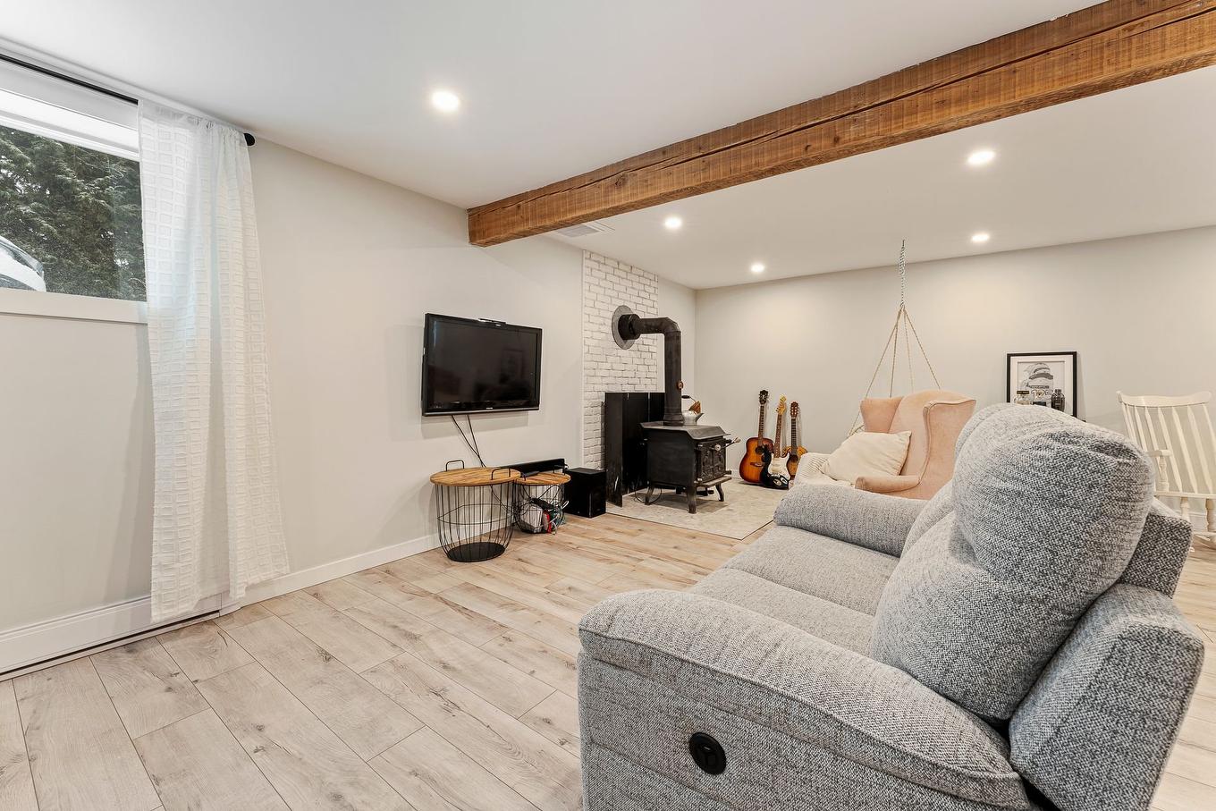 Salle familiale - 108 Rue Céline, Saint-Alphonse-De-Granby, QC - Indoor