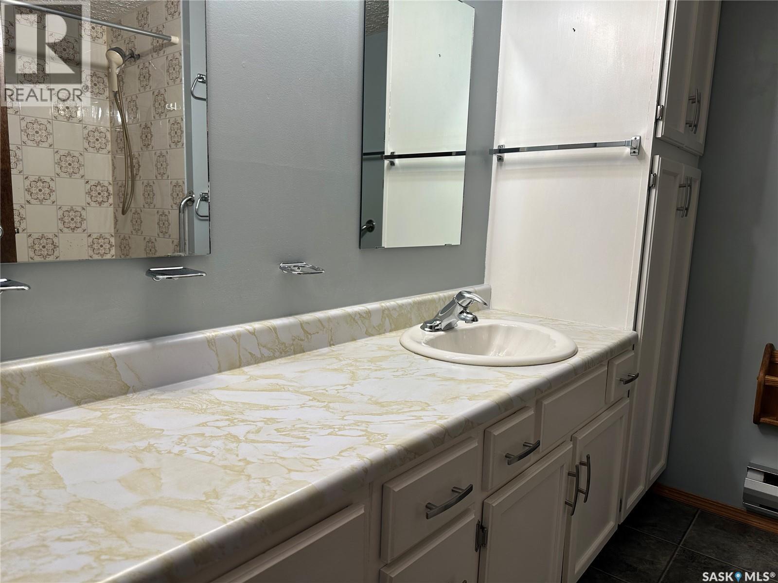 11 228 3Rd Street, Weyburn, SK - Indoor Photo Showing Bathroom