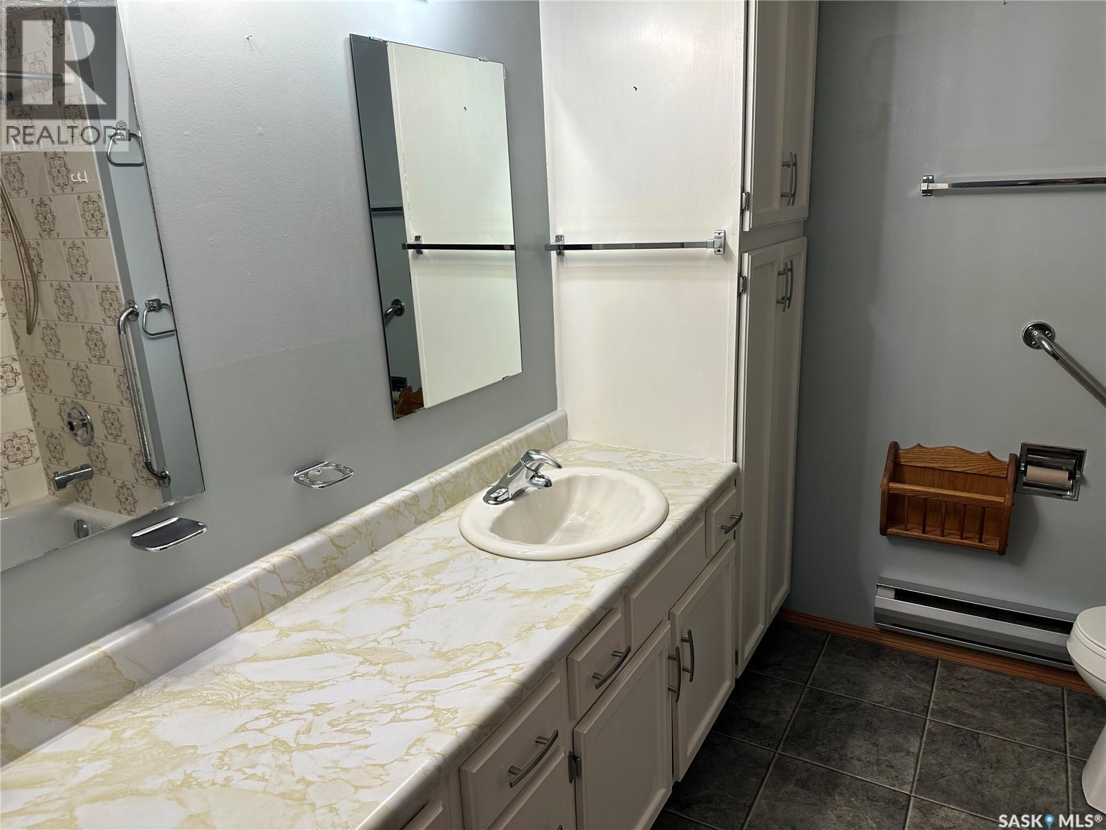 11 228 3Rd Street, Weyburn, SK - Indoor Photo Showing Bathroom