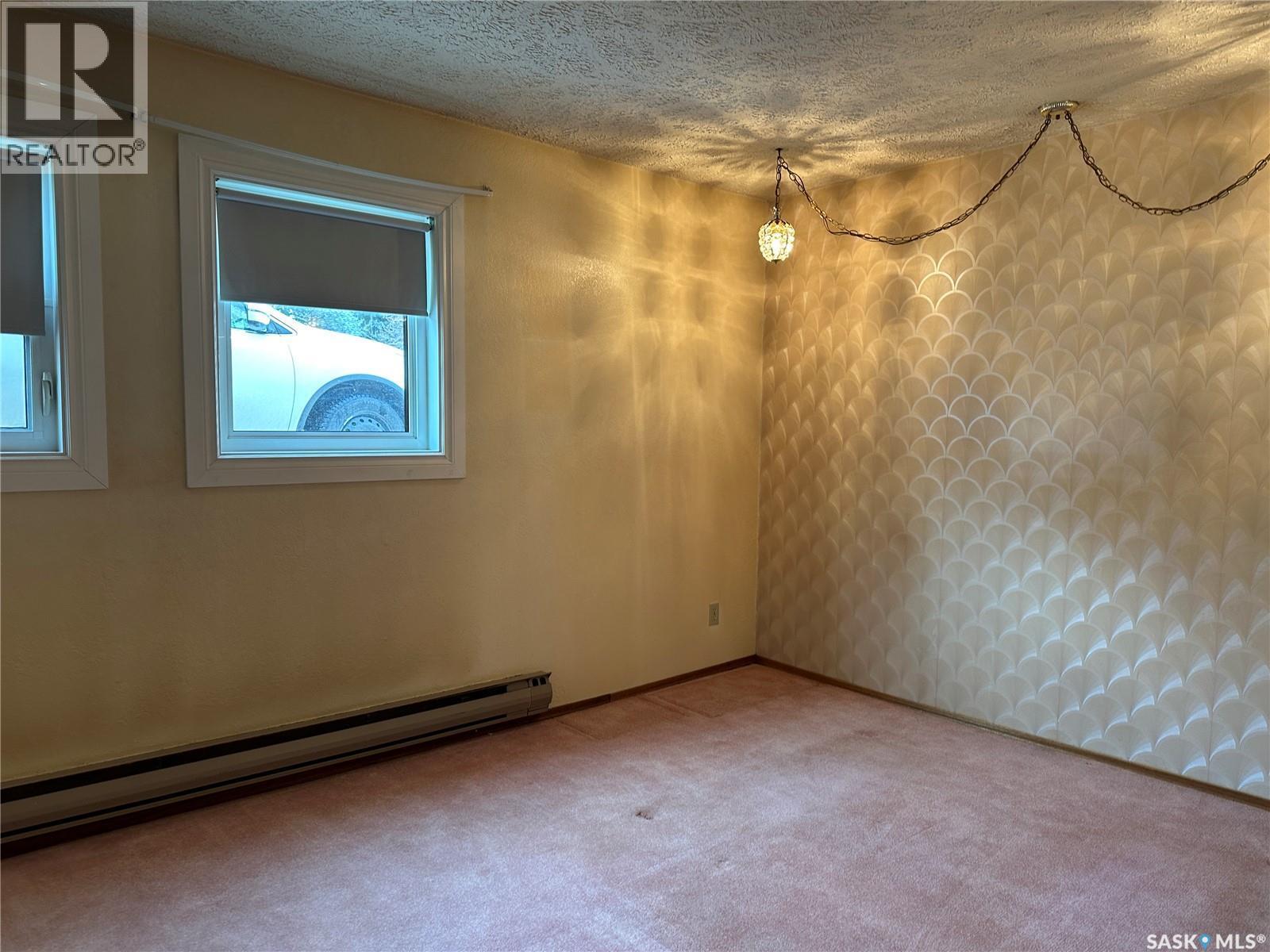 11 228 3Rd Street, Weyburn, SK - Indoor Photo Showing Other Room