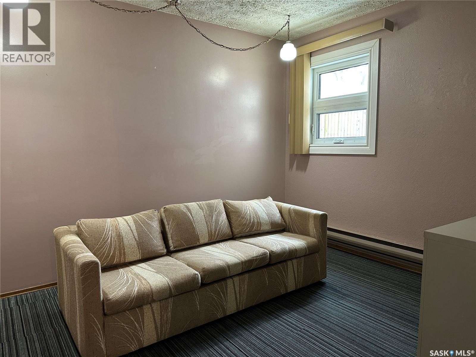 11 228 3Rd Street, Weyburn, SK - Indoor Photo Showing Other Room