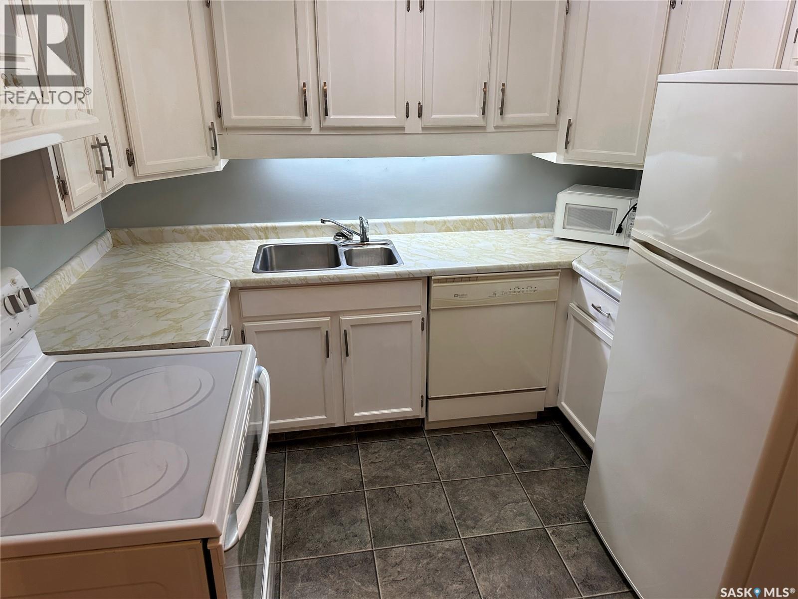 11 228 3Rd Street, Weyburn, SK - Indoor