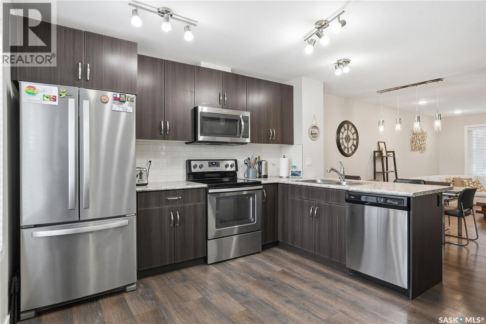 7904 Canola Avenue, Regina, SK - Indoor Photo Showing Kitchen With Double Sink With Upgraded Kitchen