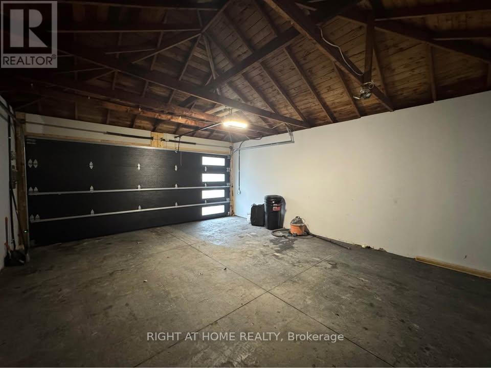 1373 Normandy Crescent, Ottawa, ON - Indoor Photo Showing Garage