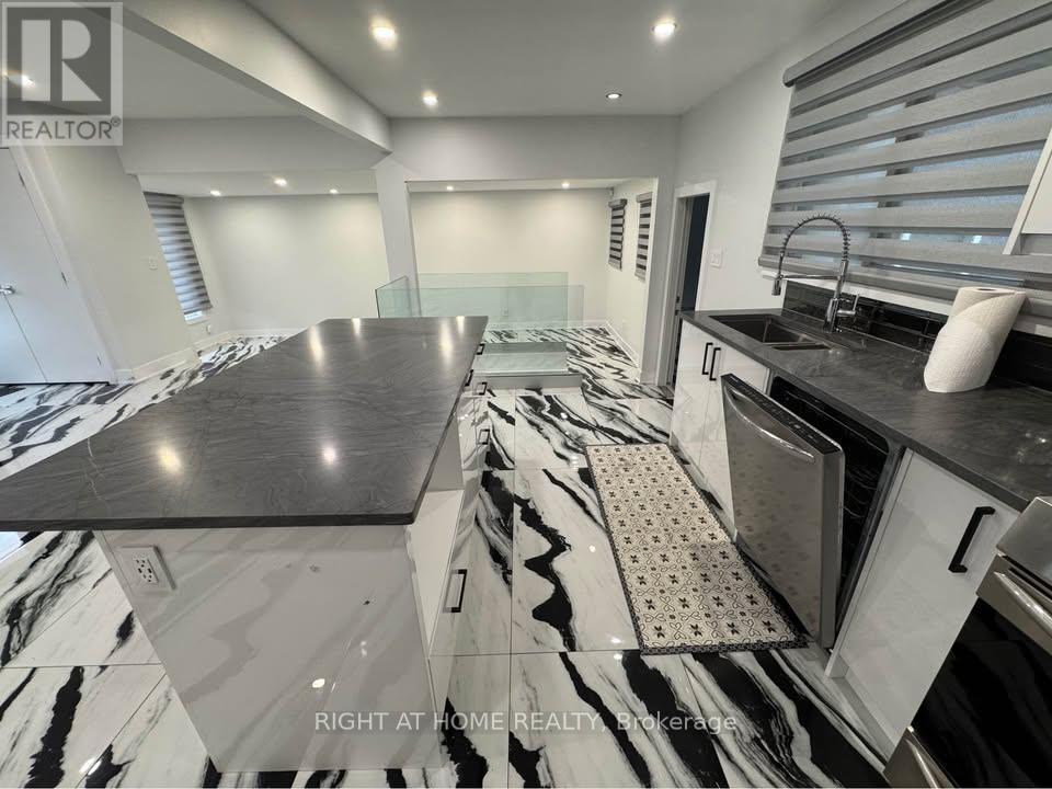 1373 Normandy Crescent, Ottawa, ON - Indoor Photo Showing Kitchen With Upgraded Kitchen