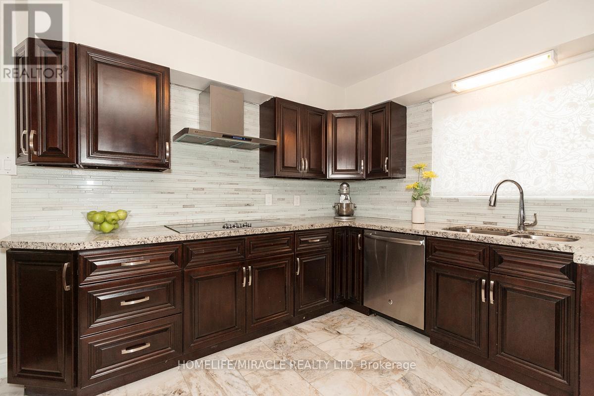 3481 Ashcroft Crescent, Mississauga, ON - Indoor Photo Showing Kitchen With Double Sink