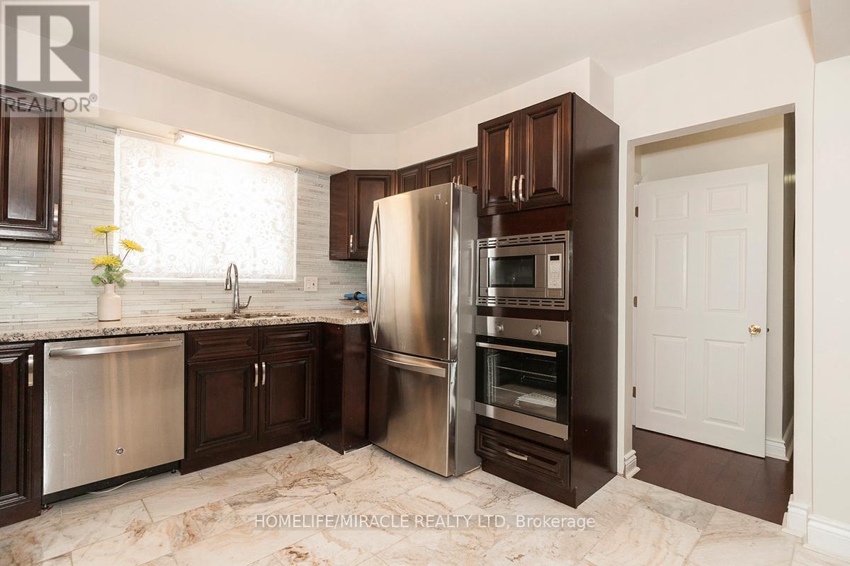 3481 Ashcroft Crescent, Mississauga, ON - Indoor Photo Showing Kitchen