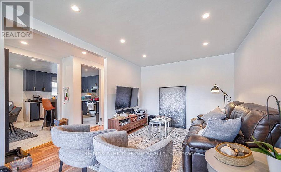567 Atwater Avenue, Mississauga, ON - Indoor Photo Showing Living Room