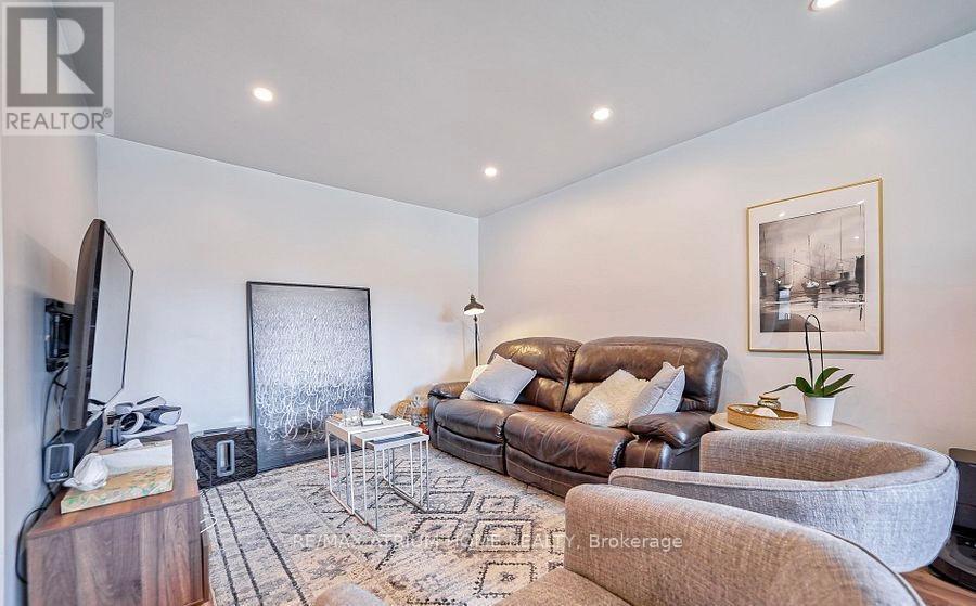 567 Atwater Avenue, Mississauga, ON - Indoor Photo Showing Living Room