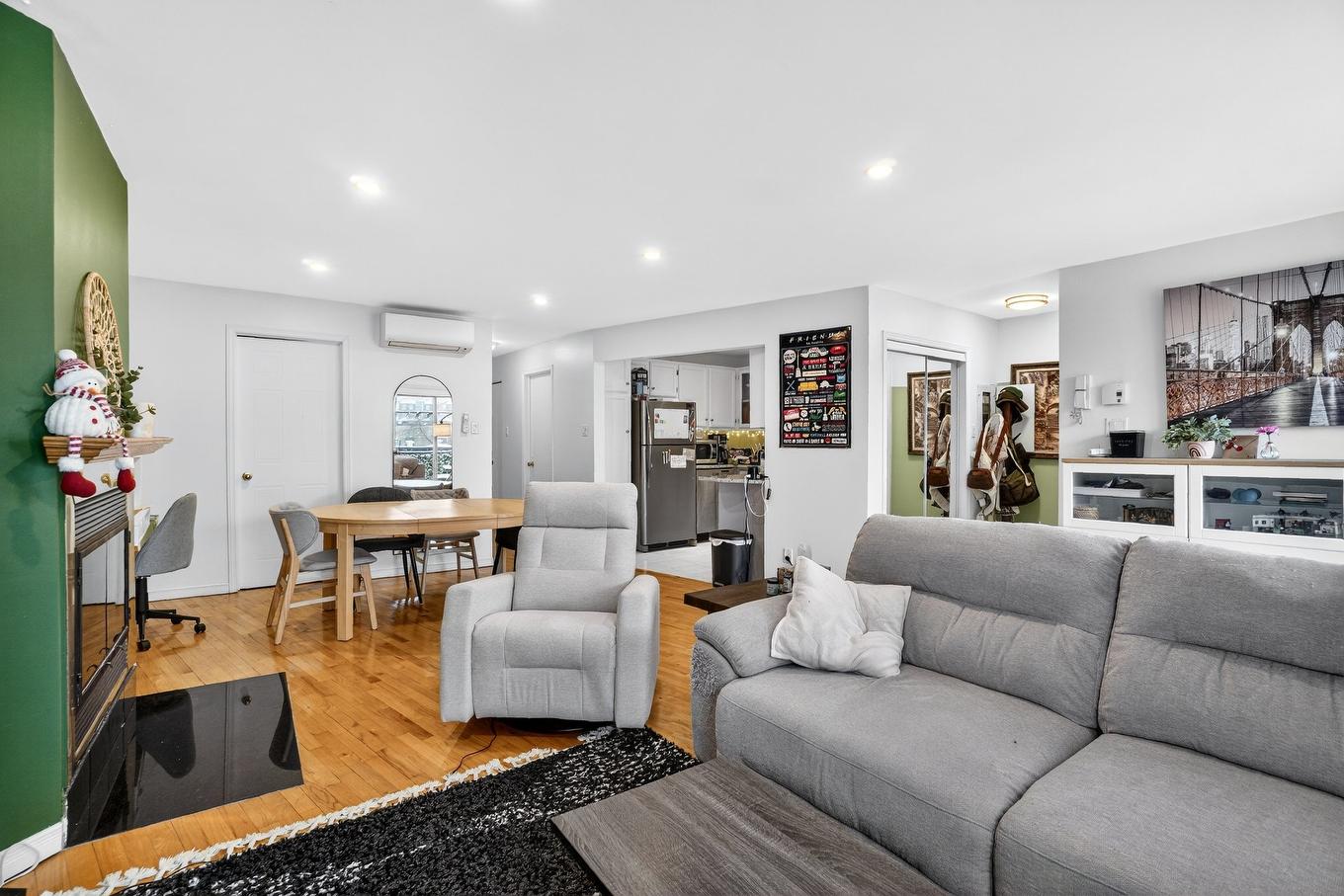 Living room - 7-2469 Rue Knox, Montréal (Le Sud-Ouest), QC - Indoor Photo Showing Living Room