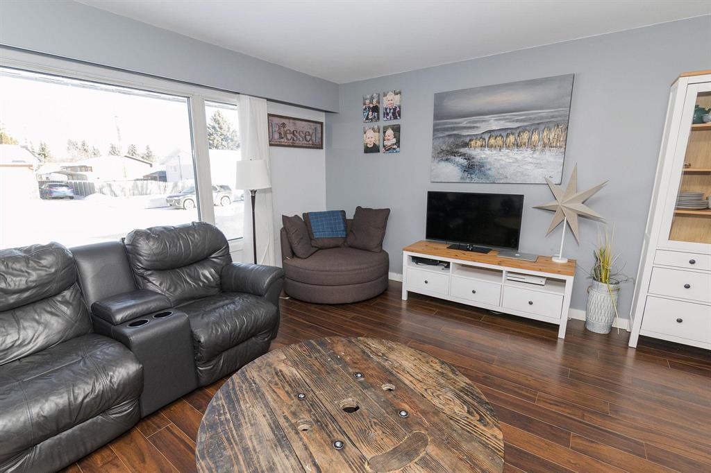30 Bishop Bay, Carman, MB - Indoor Photo Showing Living Room