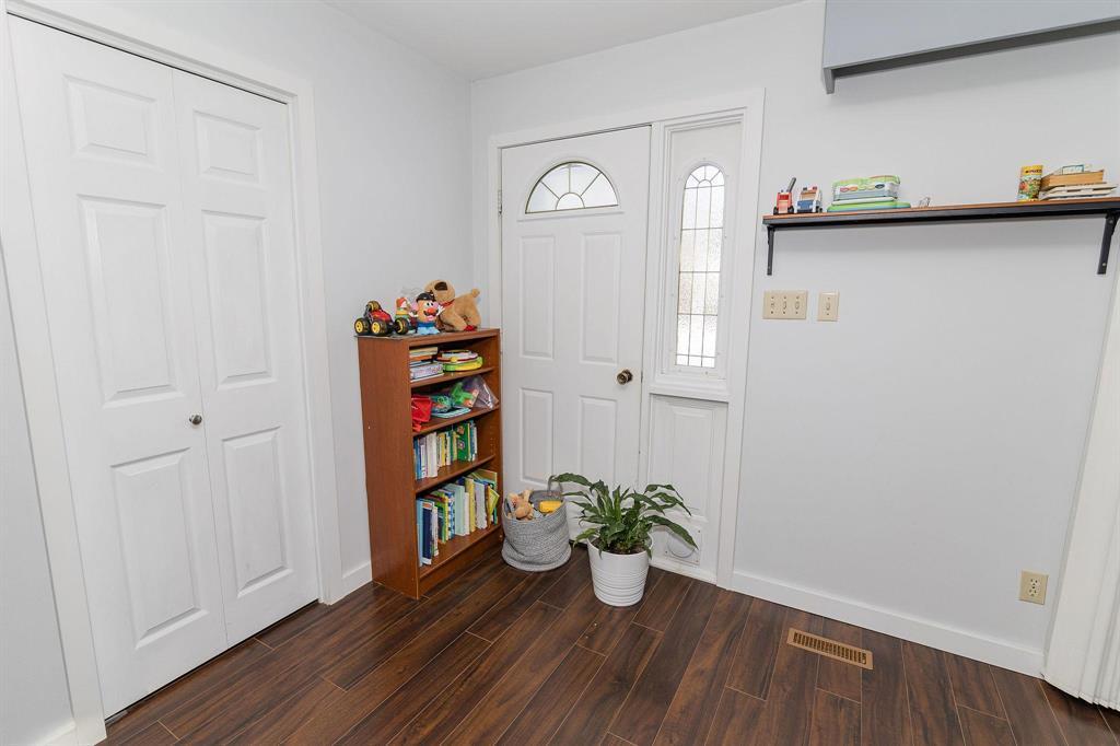 30 Bishop Bay, Carman, MB - Indoor Photo Showing Other Room