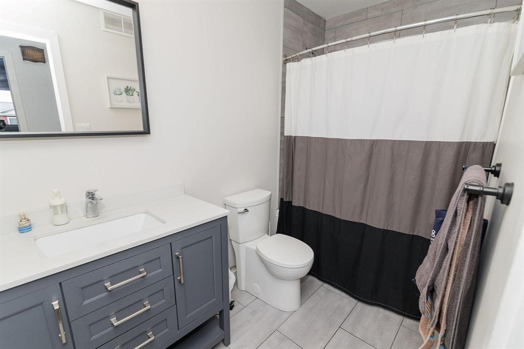 30 Bishop Bay, Carman, MB - Indoor Photo Showing Bathroom