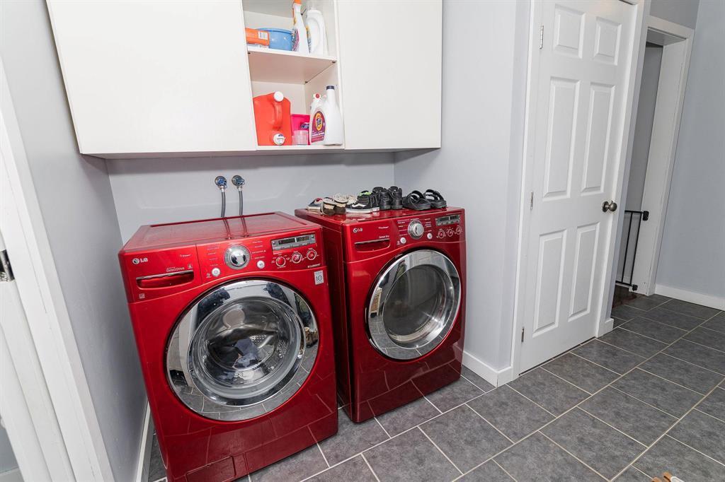 30 Bishop Bay, Carman, MB - Indoor Photo Showing Laundry Room