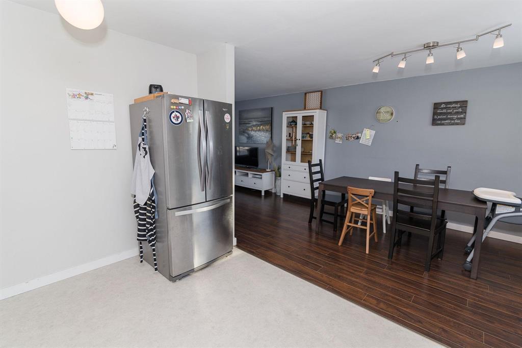 30 Bishop Bay, Carman, MB - Indoor Photo Showing Dining Room