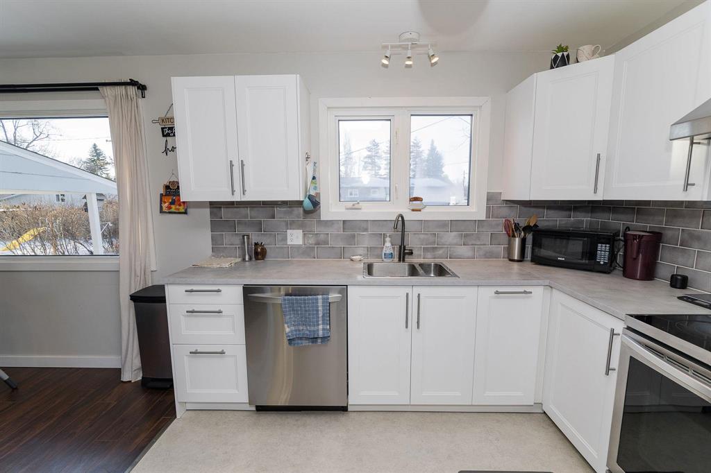 30 Bishop Bay, Carman, MB - Indoor Photo Showing Kitchen With Double Sink