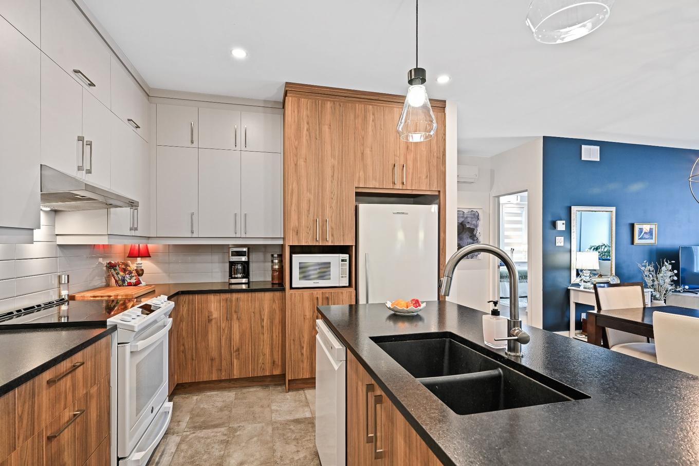 Cuisine - 205-331 Av. De Venise O., Venise-En-Québec, QC - Indoor Photo Showing Kitchen With Double Sink