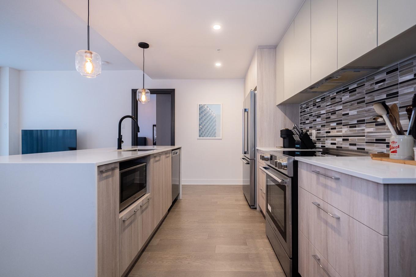 Kitchen - 804-3647 Av. Jean-Béraud, Laval (Chomedey), QC - Indoor Photo Showing Kitchen With Upgraded Kitchen