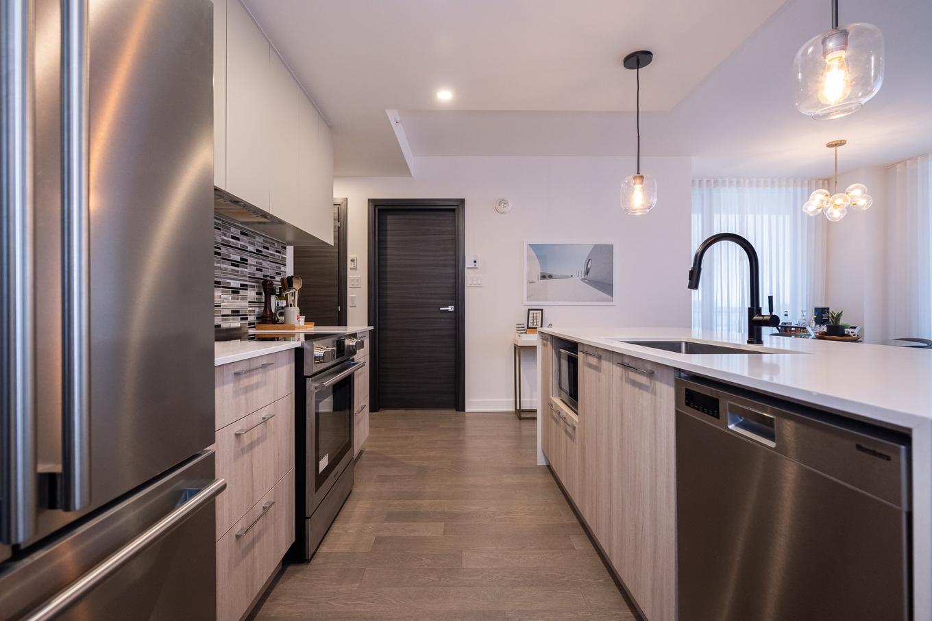 Kitchen - 804-3647 Av. Jean-Béraud, Laval (Chomedey), QC - Indoor Photo Showing Kitchen With Upgraded Kitchen
