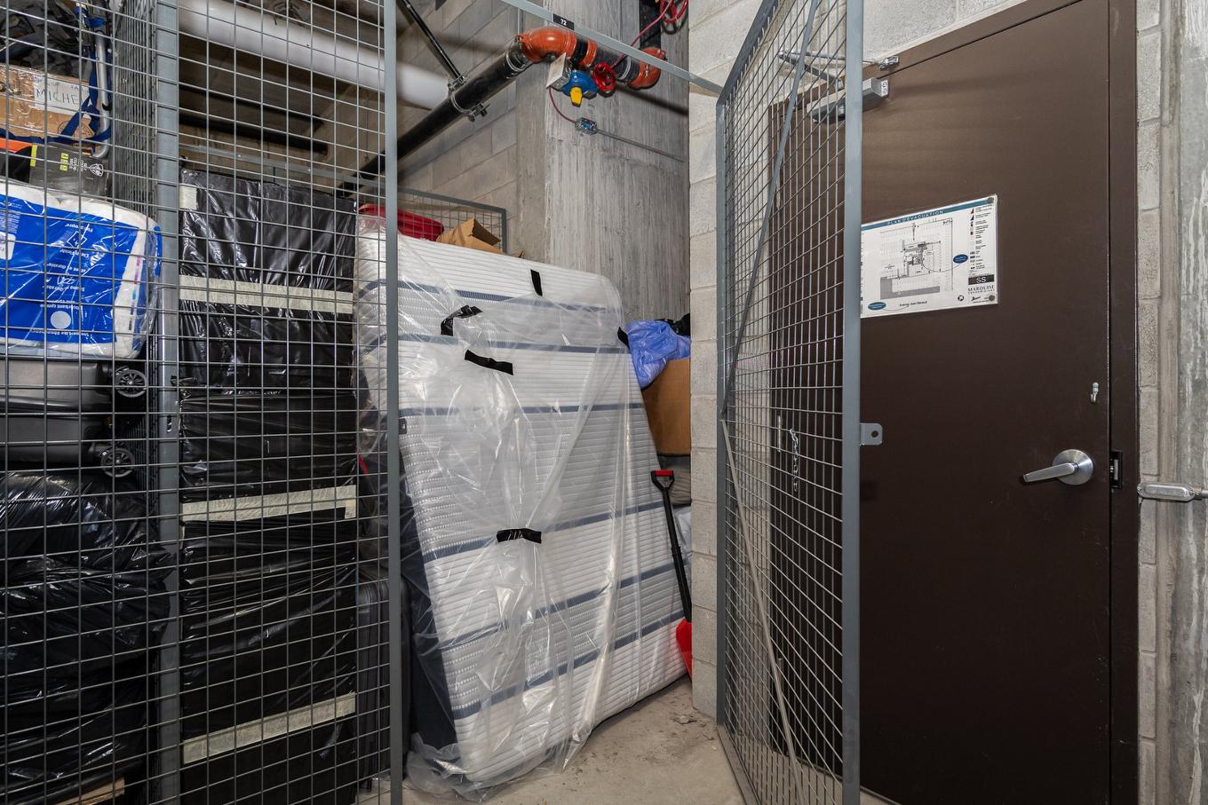 Storage - 804-3647 Av. Jean-Béraud, Laval (Chomedey), QC - Indoor