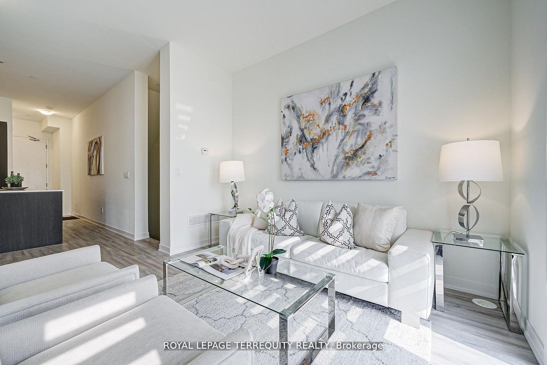 601-7 Steckley House Lane, Richmond Hill, ON - Indoor Photo Showing Living Room