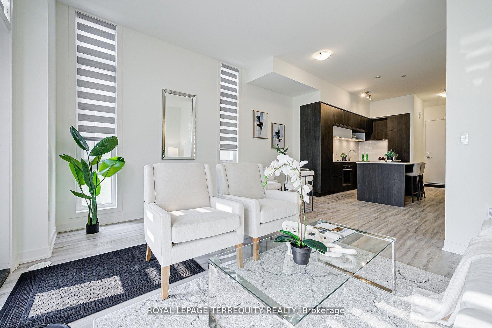 601-7 Steckley House Lane, Richmond Hill, ON - Indoor Photo Showing Living Room
