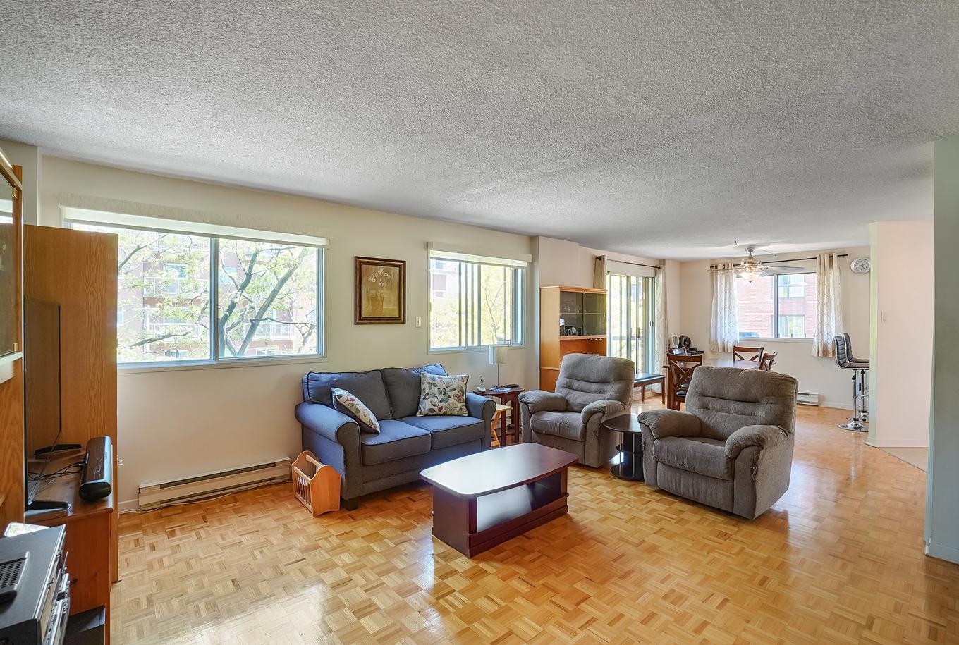 Living room - 405-6851 Boul. Des Roseraies, Montréal (Anjou), QC - Indoor Photo Showing Living Room