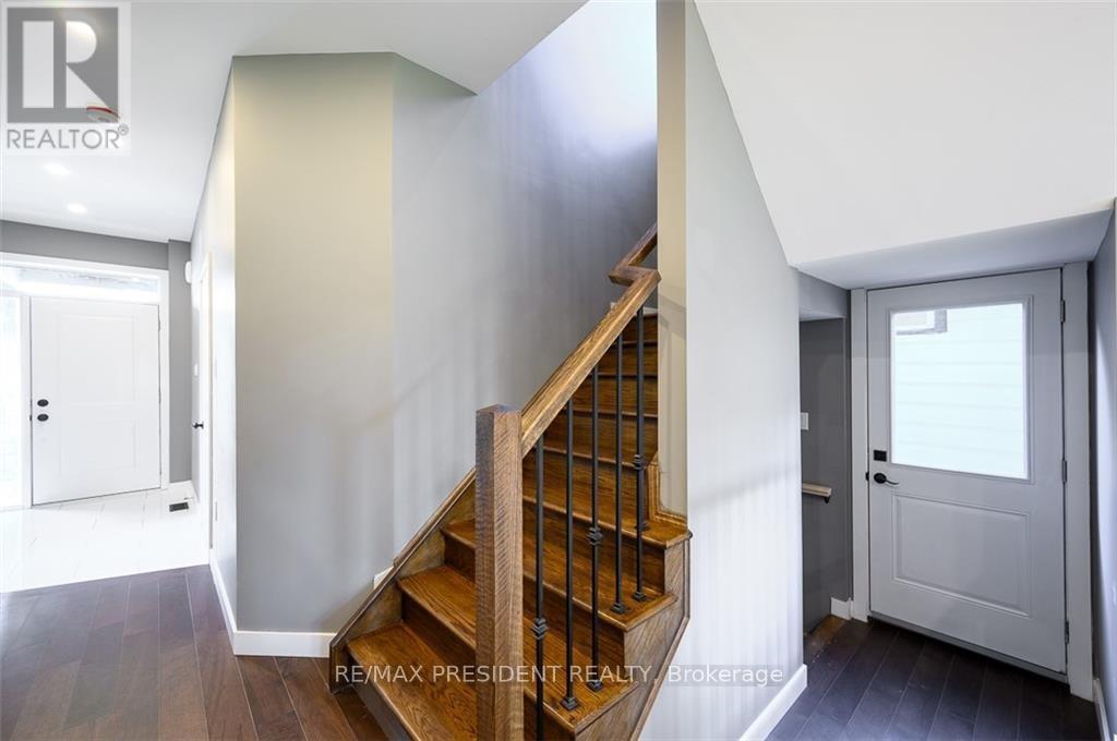 212 Weir Street N, Hamilton, ON - Indoor Photo Showing Other Room