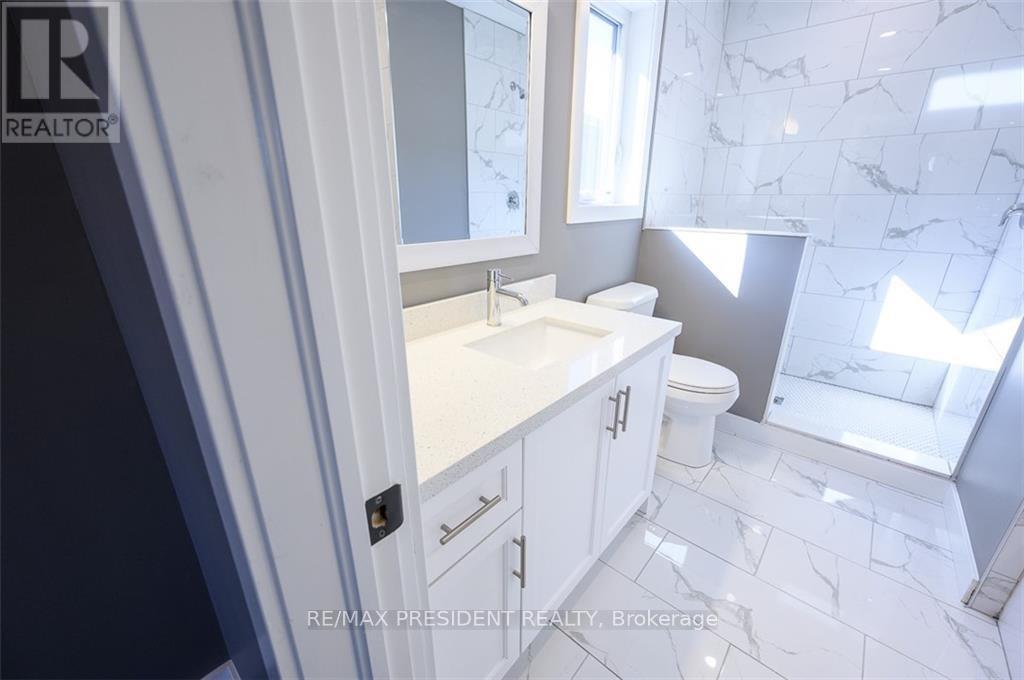 212 Weir Street N, Hamilton, ON - Indoor Photo Showing Bathroom