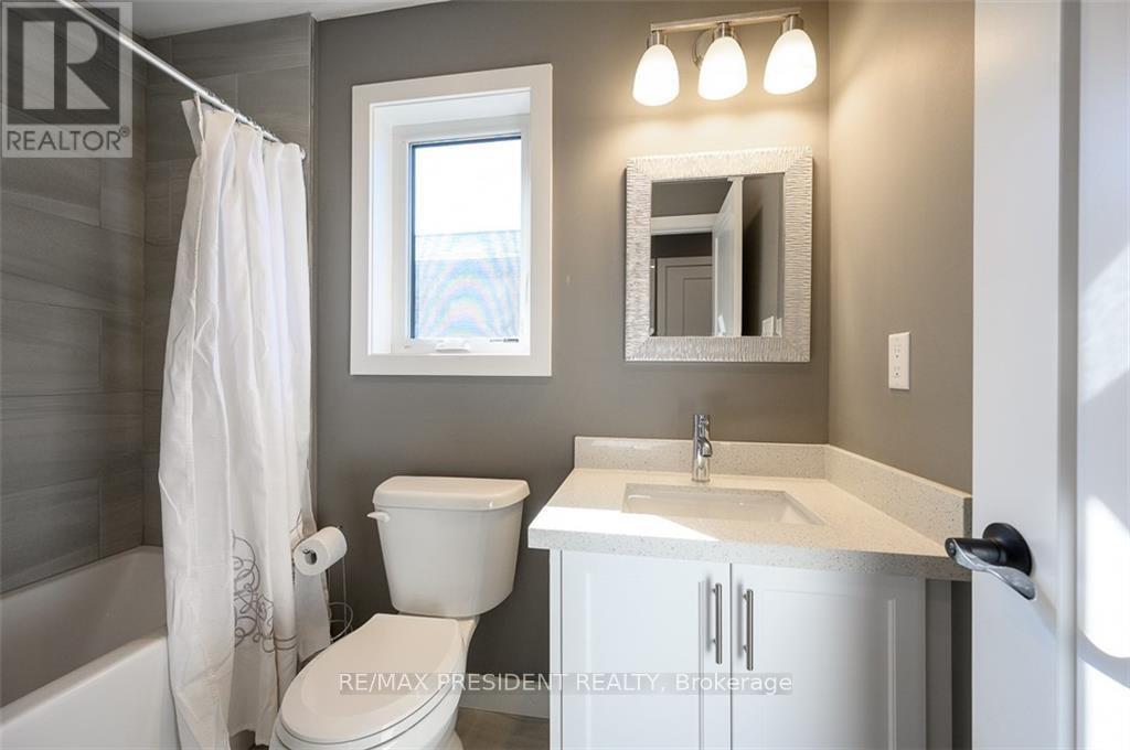 212 Weir Street N, Hamilton, ON - Indoor Photo Showing Bathroom