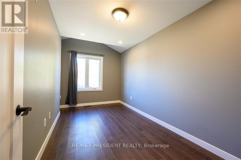 212 Weir Street N, Hamilton, ON - Indoor Photo Showing Other Room